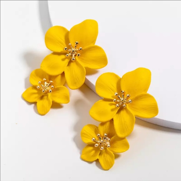 🌼Anthro Blossom Earrings in Goldenrod🌼 - Picture 3 of 4